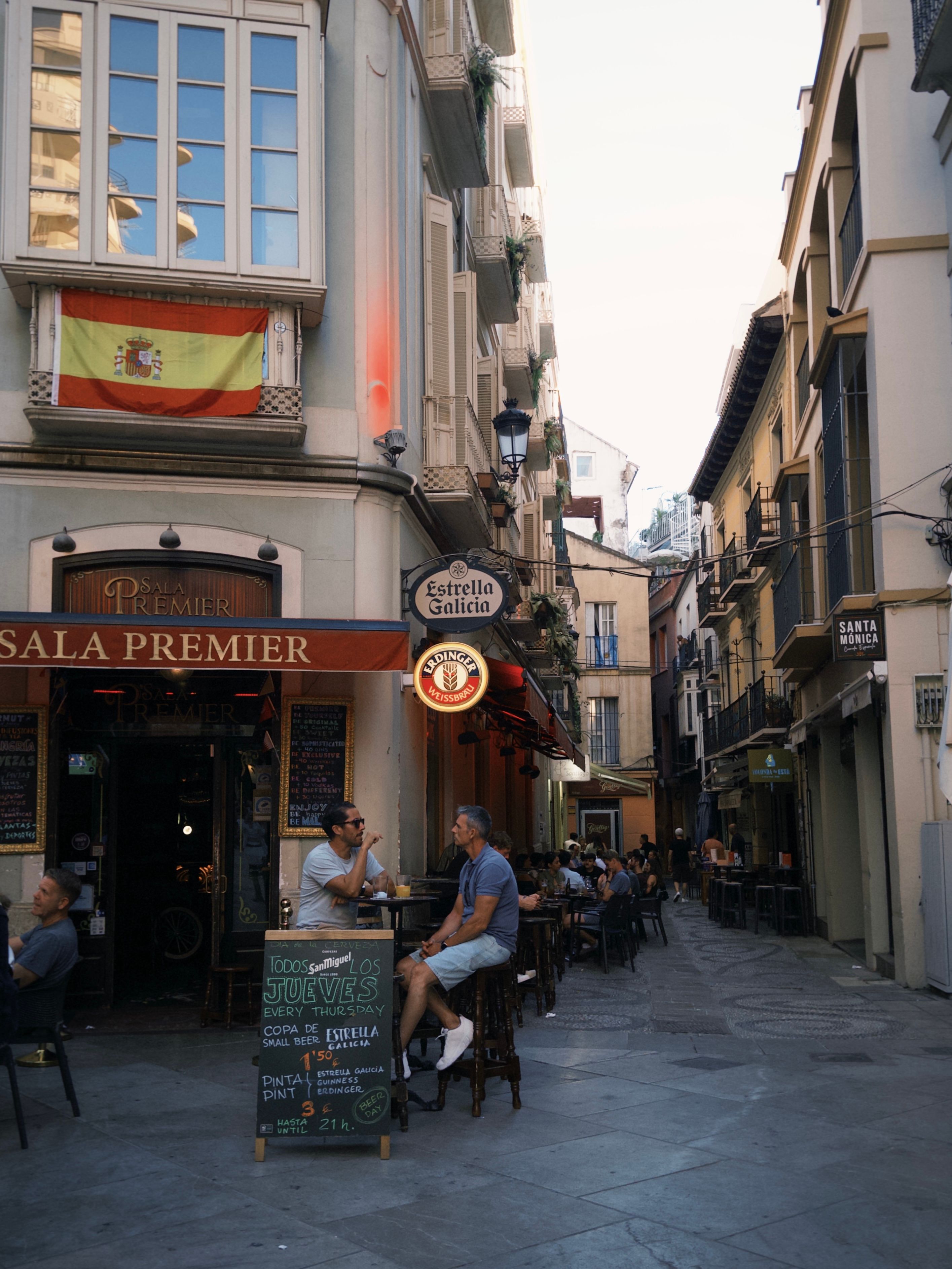 Rue animée en Espagne